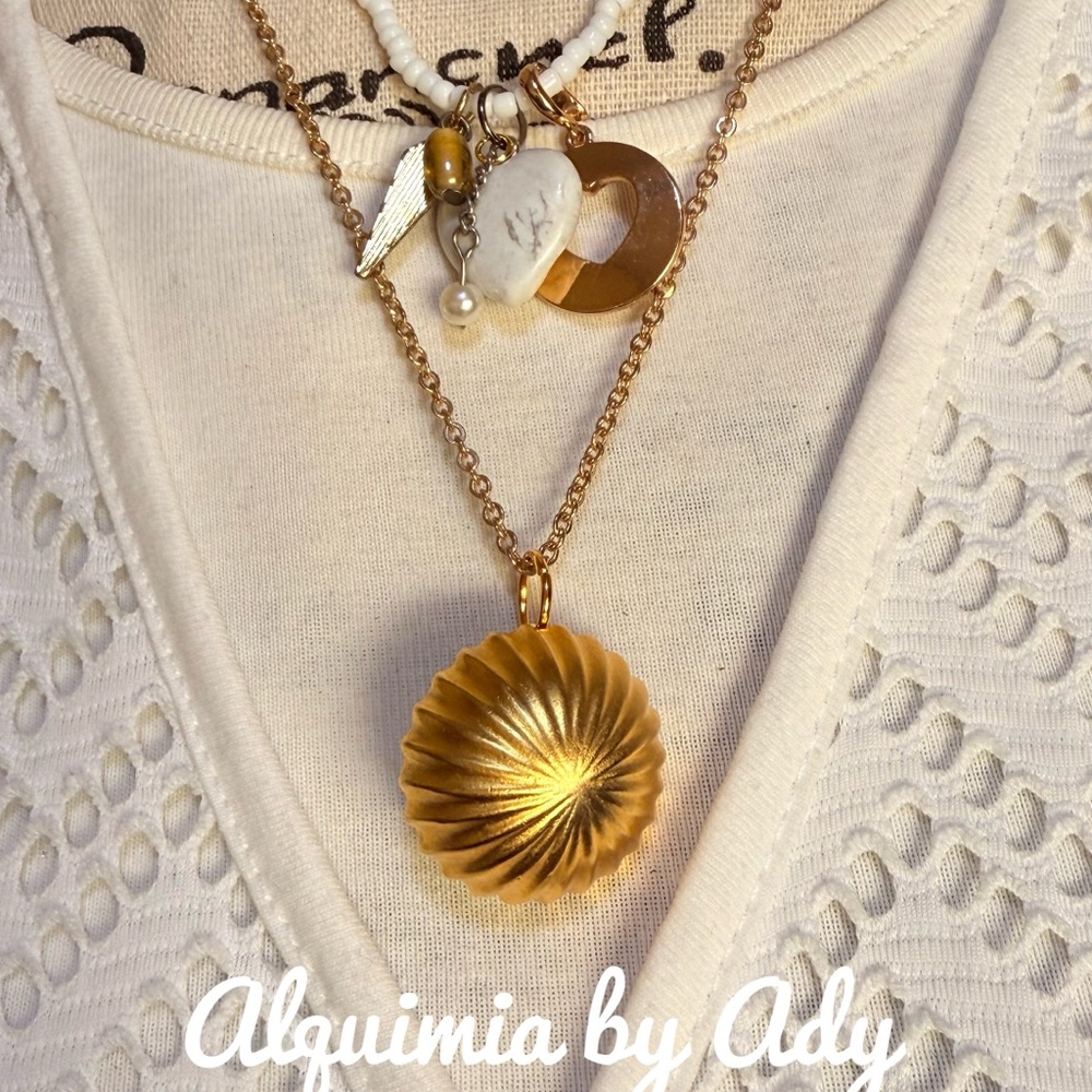 Layered charms white and gold necklace - Picture 3 of 4